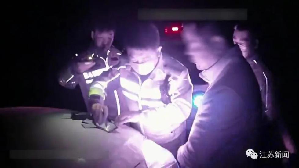 男子为给女儿过生日醉驾睡高速，交警一句话让他羞愧得自扇耳光！