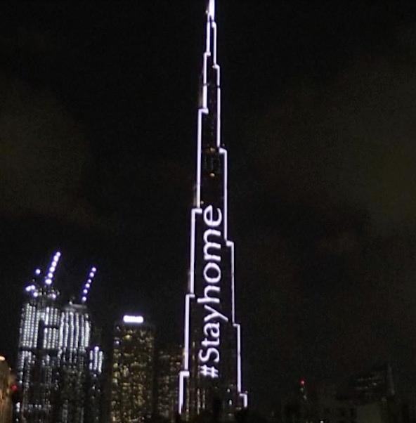 世界最高建筑亮灯打出“待在家里” ,十几种语言滚动播放