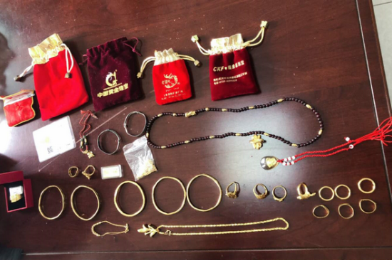 保洁大叔拾获价值十余万首饰，2小时归还失主