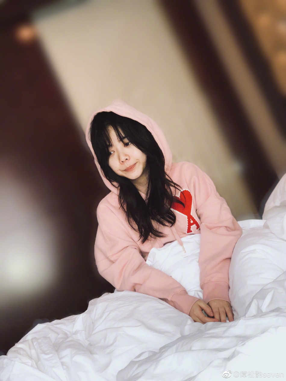 谭松韵晒自拍又酷又可爱 讲珍珠奶茶土味情话