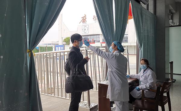 直击麻城解封首日：抢票的复工者天天盼着能走