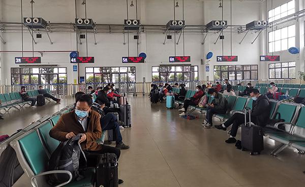 直击麻城解封首日：抢票的复工者天天盼着能走