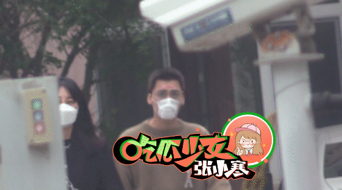 李易峰穿桃心卫衣现身街头 戴墨镜肩头扛包显痞帅气质