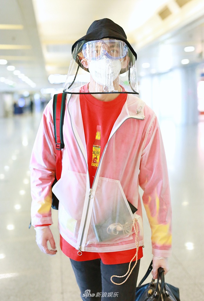 吴磊穿红色卫衣可爱亮眼 单手提包气场全开