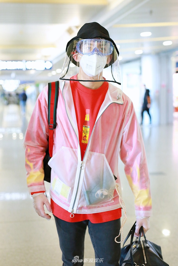 吴磊穿红色卫衣可爱亮眼 单手提包气场全开