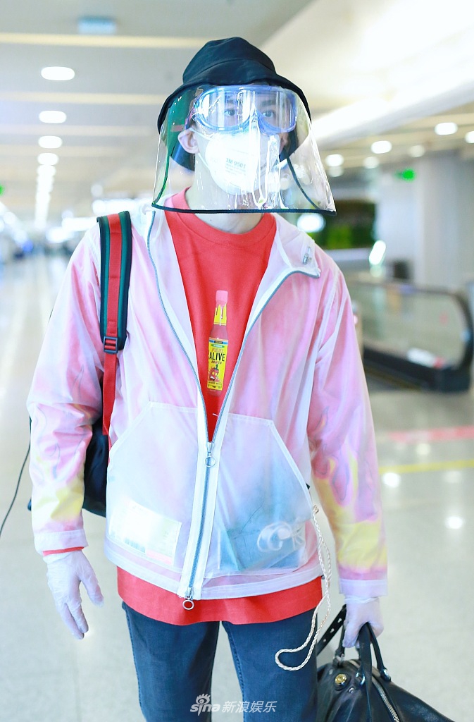 吴磊穿红色卫衣可爱亮眼 单手提包气场全开