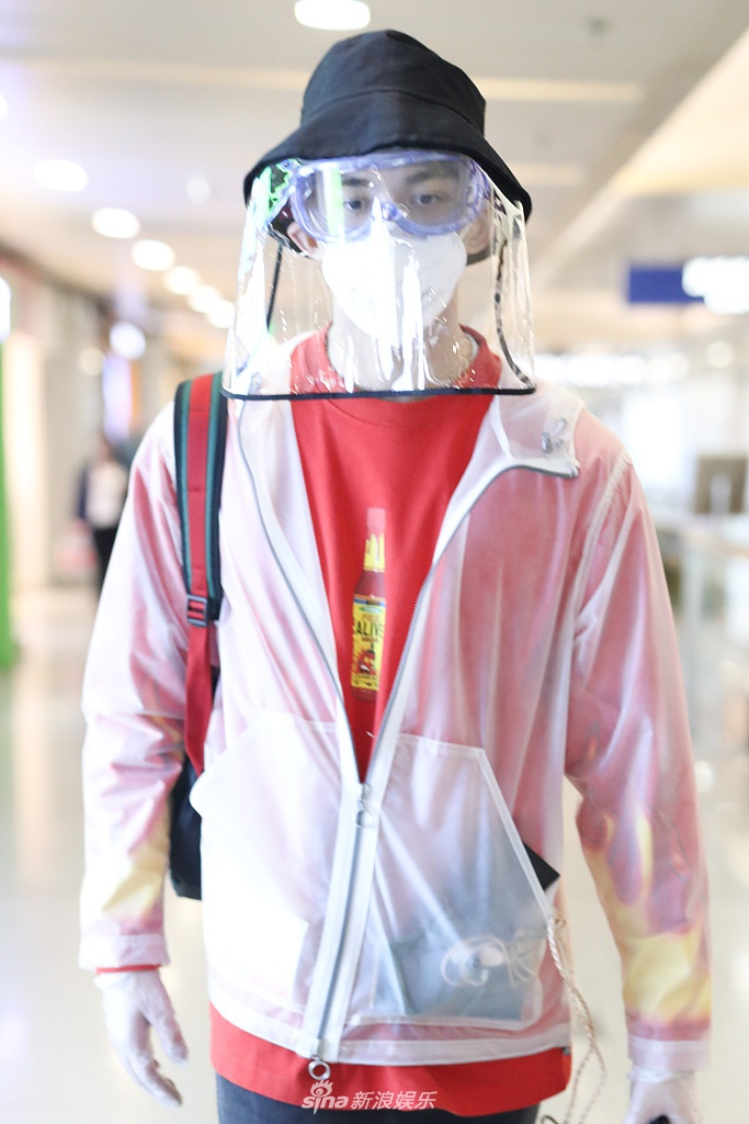吴磊穿红色卫衣可爱亮眼 单手提包气场全开