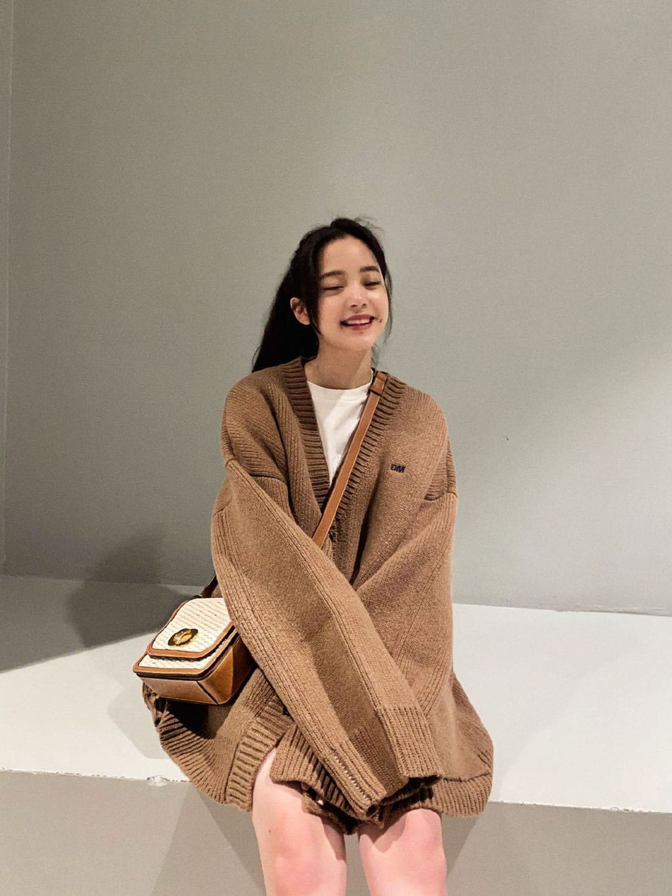 欧阳娜娜最新写真曝光 扎马尾露酒窝笑容超甜