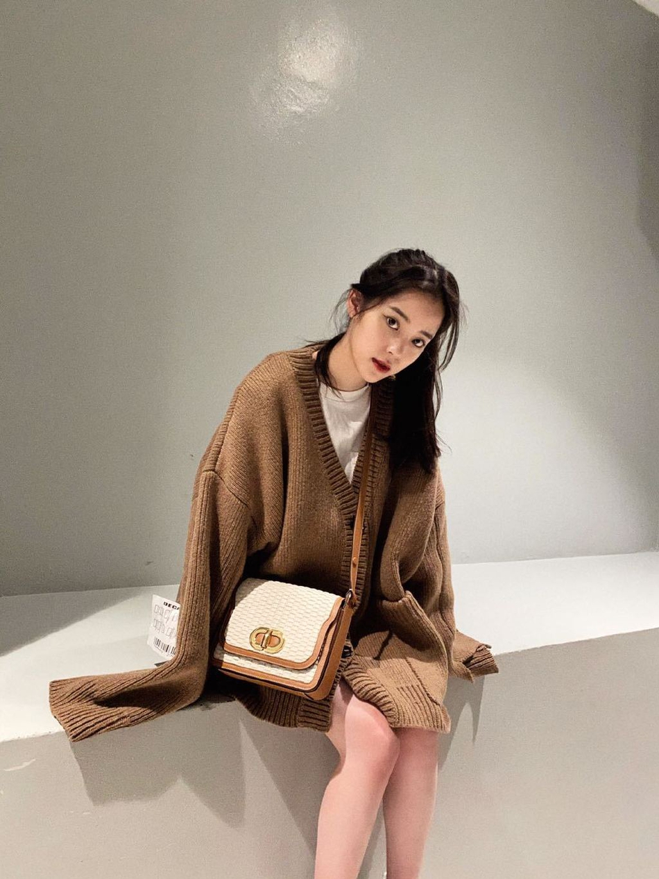 欧阳娜娜最新写真曝光 扎马尾露酒窝笑容超甜