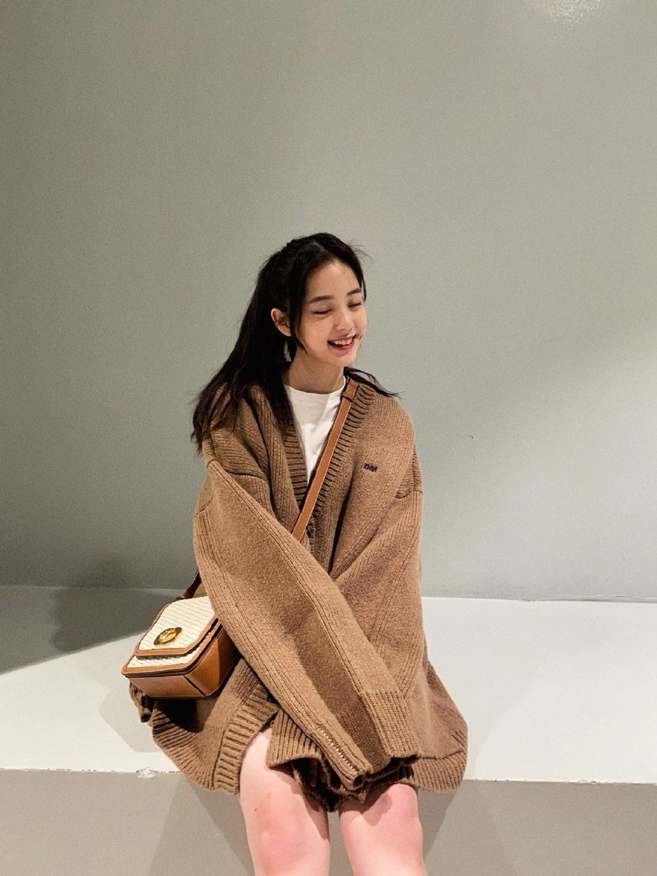 欧阳娜娜最新写真曝光 扎马尾露酒窝笑容超甜