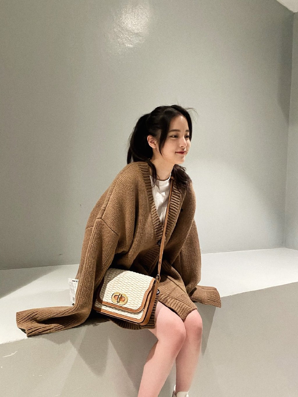 欧阳娜娜最新写真曝光 扎马尾露酒窝笑容超甜