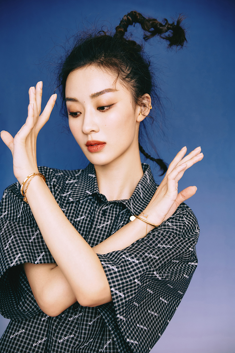 孙佳雨最新写真曝光 着复古拼接印花衬衫少女感十足