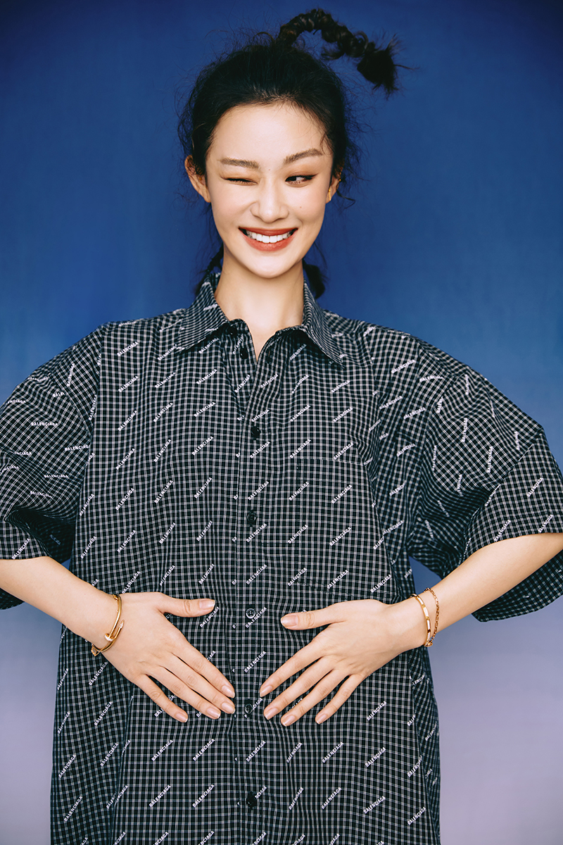 孙佳雨最新写真曝光 着复古拼接印花衬衫少女感十足
