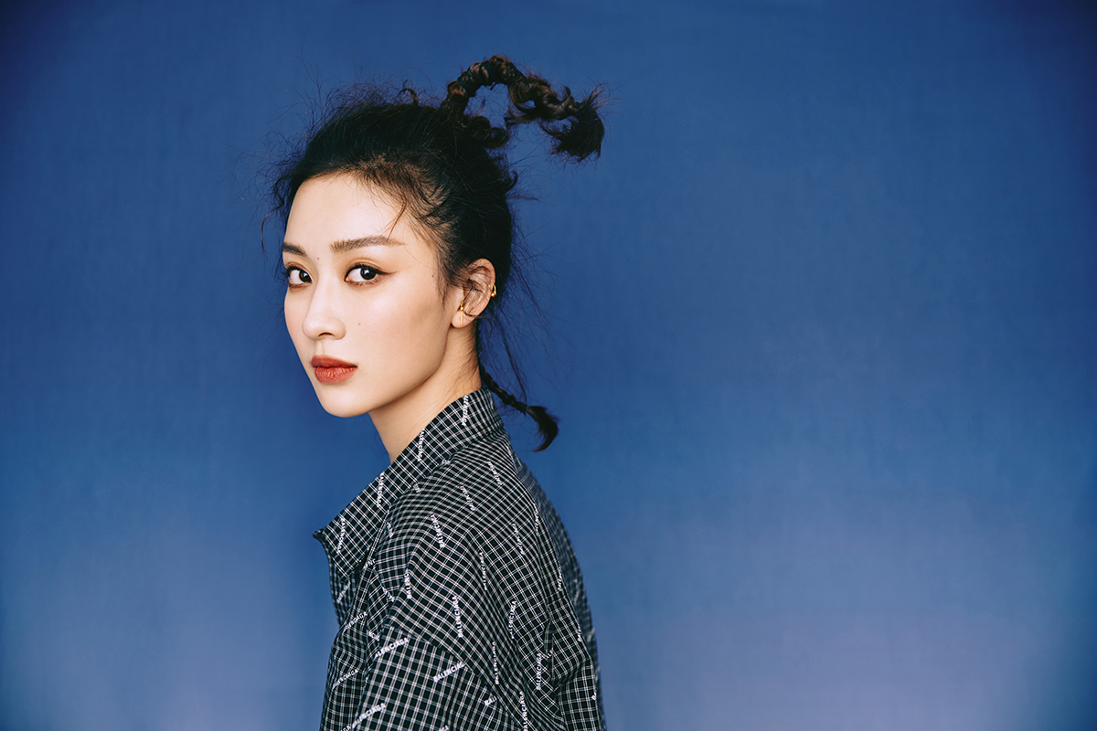 孙佳雨最新写真曝光 着复古拼接印花衬衫少女感十足