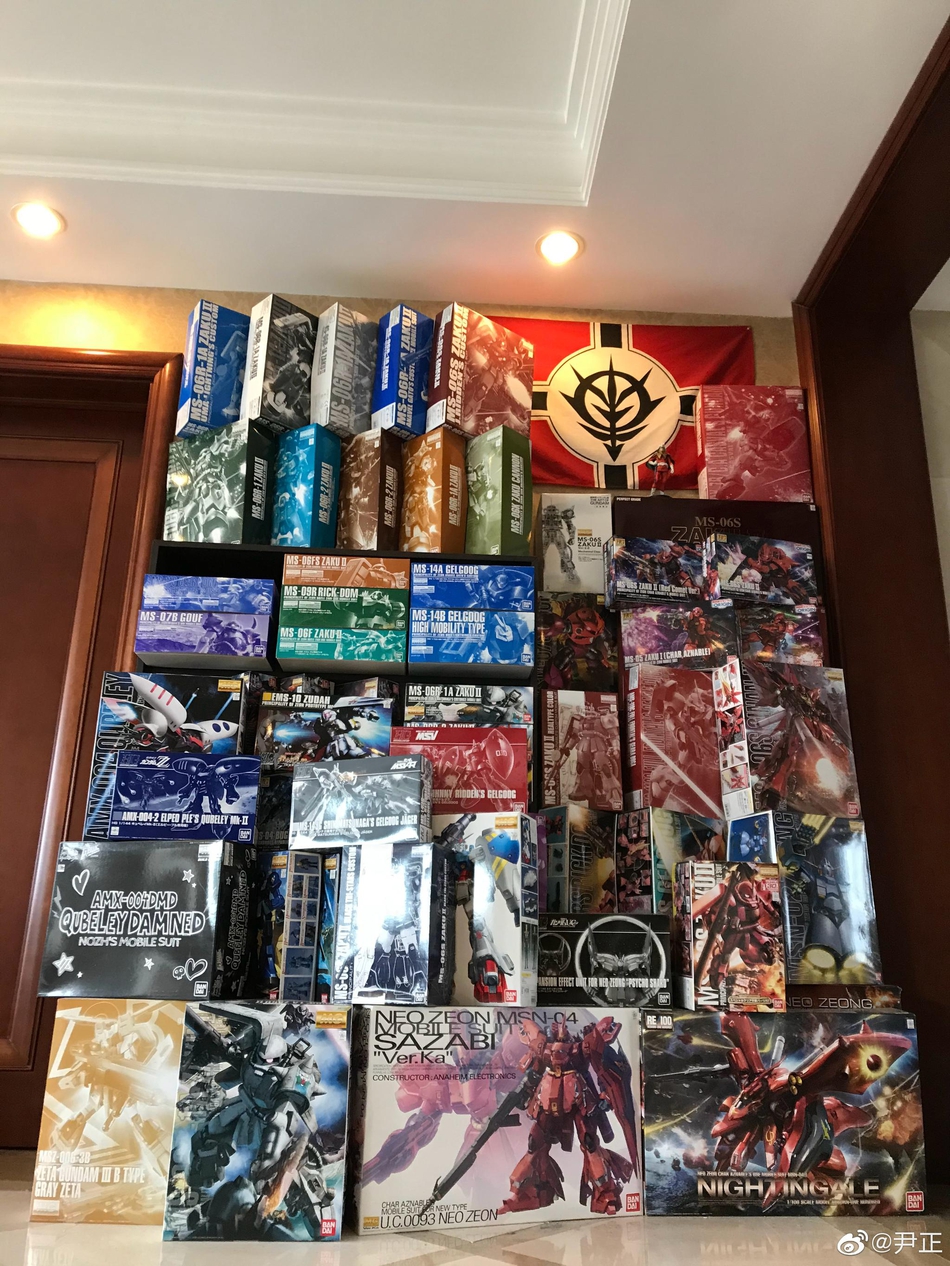 尹正晒与满屋高达合影 神情骄傲脚趾都在用力