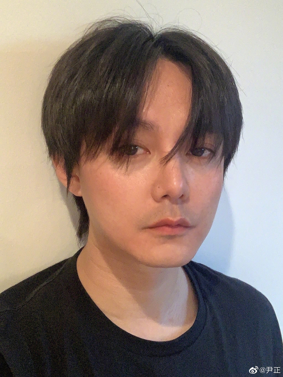 尹正晒与满屋高达合影 神情骄傲脚趾都在用力