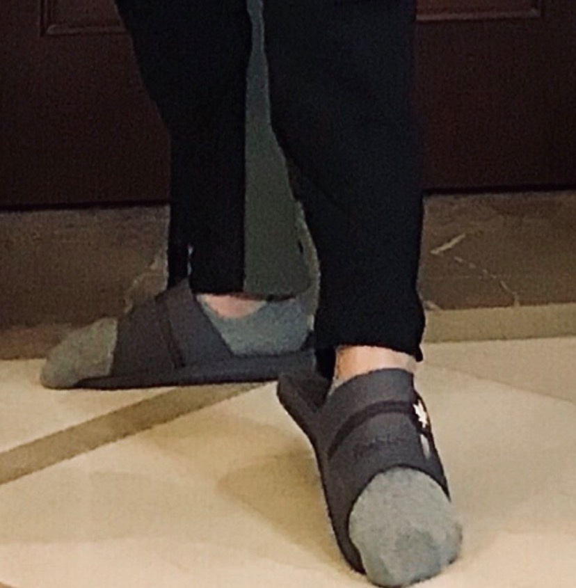 尹正晒与满屋高达合影 神情骄傲脚趾都在用力