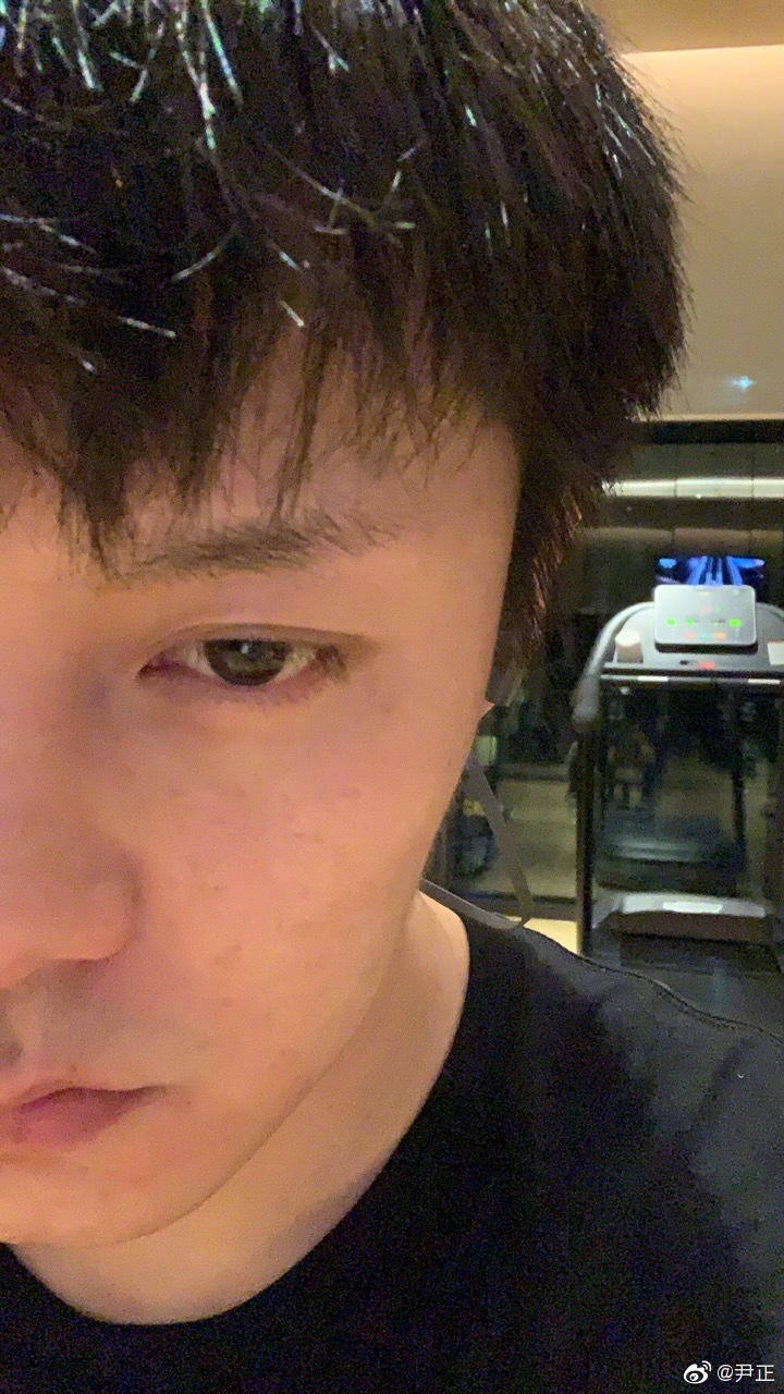 尹正晒与满屋高达合影 神情骄傲脚趾都在用力