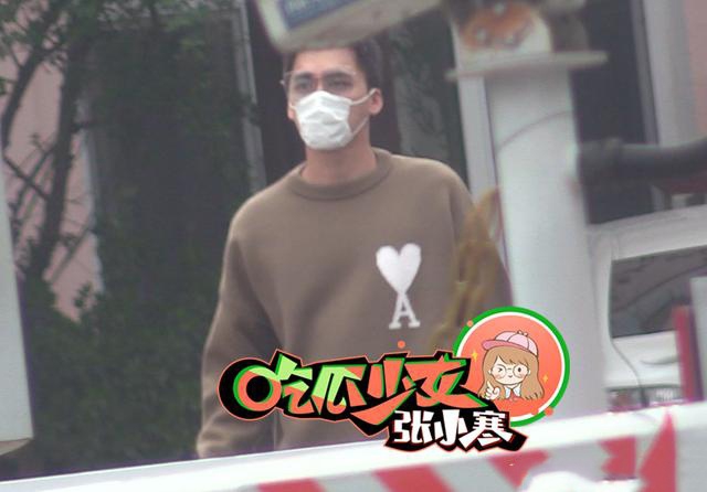 李易峰穿桃心卫衣现身街头 戴墨镜肩头扛包显痞帅气质