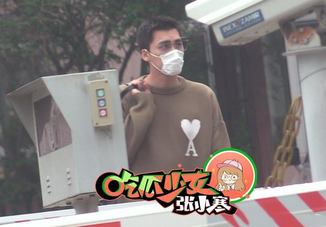 李易峰穿桃心卫衣现身街头 戴墨镜肩头扛包显痞帅气质