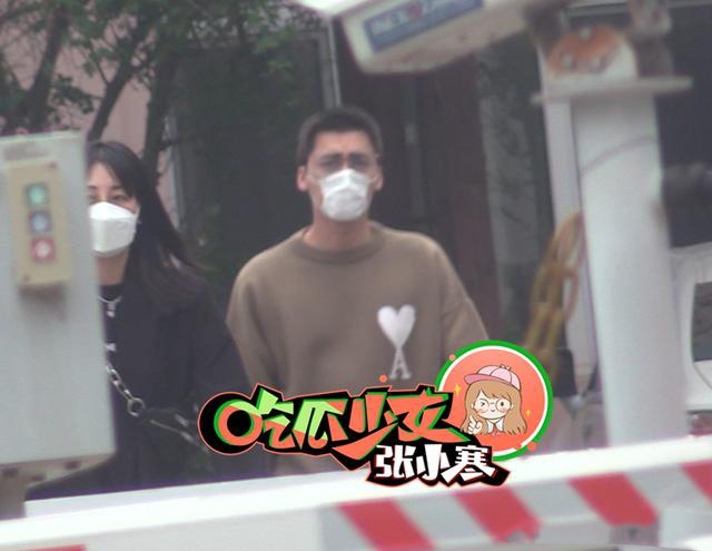 李易峰穿桃心卫衣现身街头 戴墨镜肩头扛包显痞帅气质