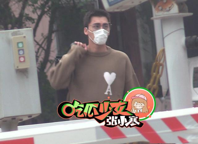 李易峰穿桃心卫衣现身街头 戴墨镜肩头扛包显痞帅气质