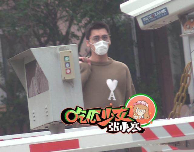 李易峰穿桃心卫衣现身街头 戴墨镜肩头扛包显痞帅气质