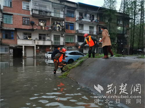 暴雨引发内涝 黄冈消防救出16名被困群众