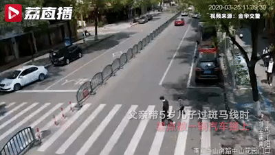 生死一刻！儿子被撞瞬间，父亲一个动作上了热搜