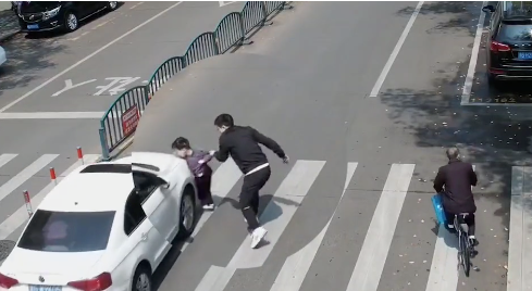 生死一刻！儿子被撞瞬间，父亲一个动作上了热搜