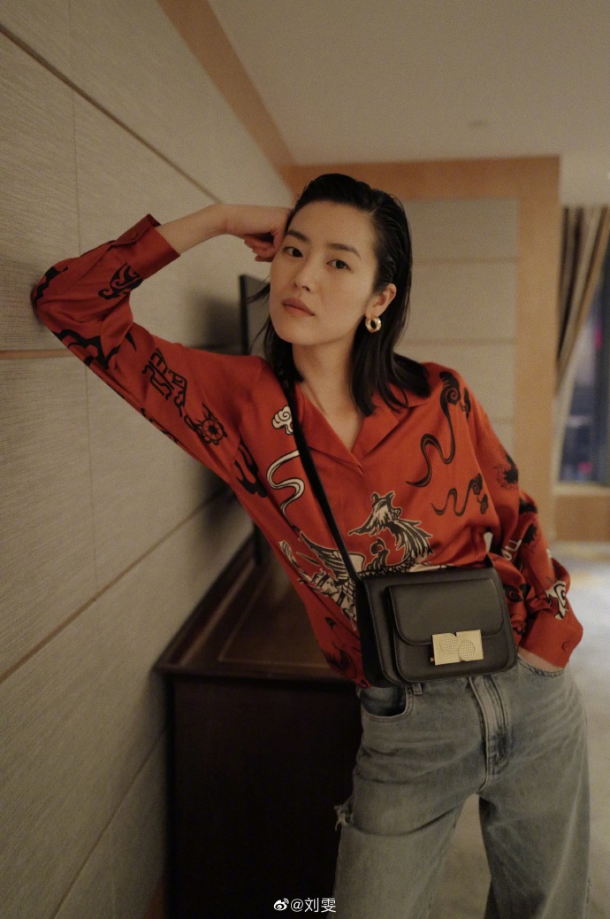 刘雯湿发背头又A又飒 仙鹤衬衫搭水洗牛仔裤复古别致