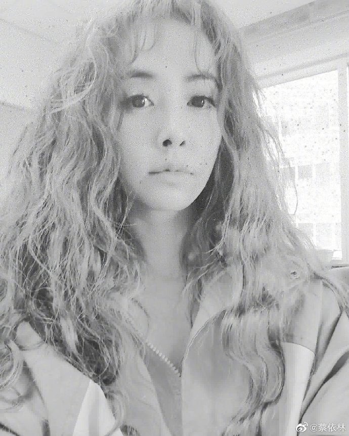 今日粉粉的！蔡依林羊毛卷长发配粉紫上衣少女感十足