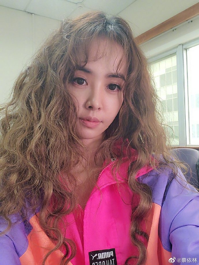 今日粉粉的！蔡依林羊毛卷长发配粉紫上衣少女感十足