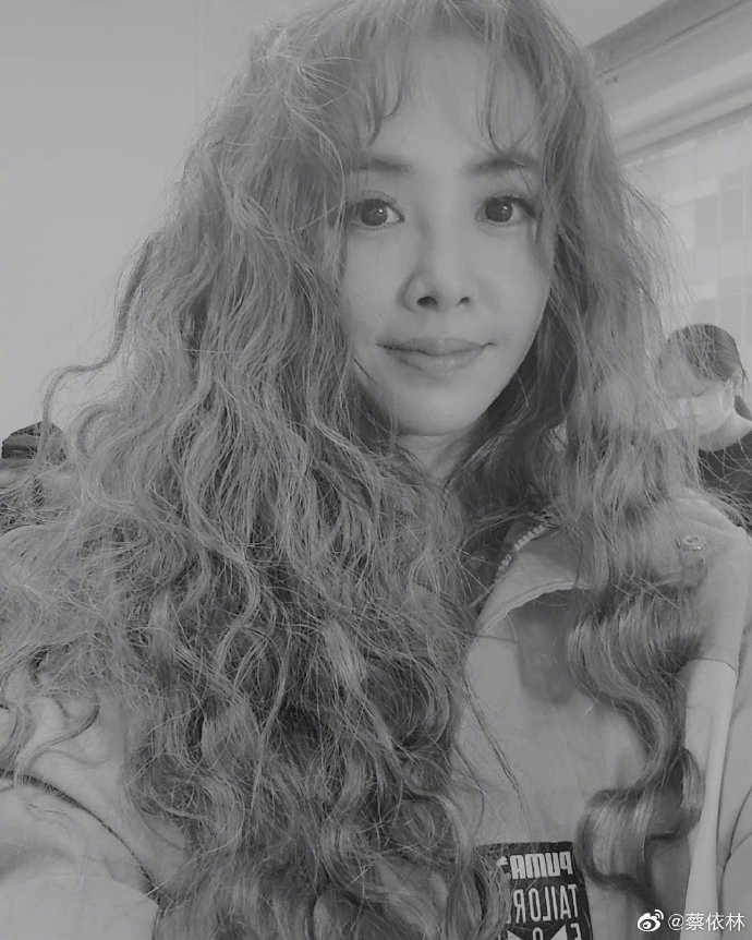 今日粉粉的！蔡依林羊毛卷长发配粉紫上衣少女感十足