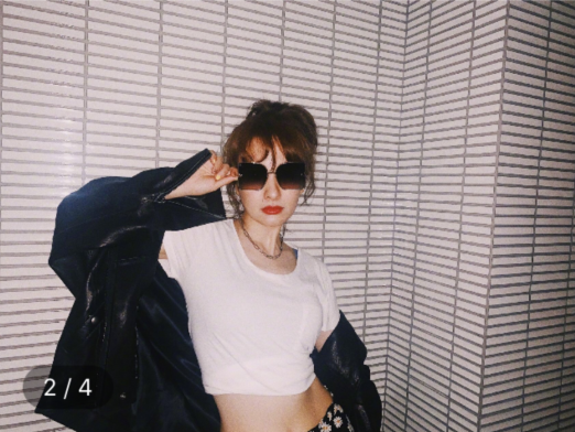 美出新高度!吴昕晒照大秀性感蛮腰 墨镜红唇时尚感爆棚