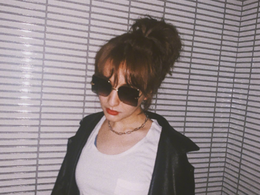 美出新高度!吴昕晒照大秀性感蛮腰 墨镜红唇时尚感爆棚