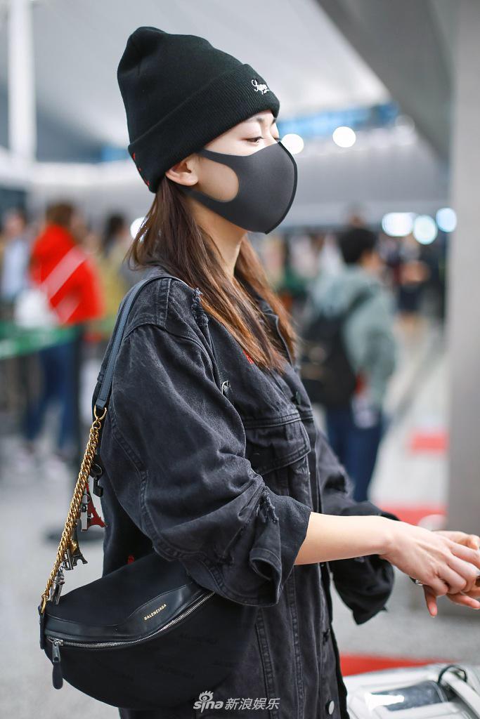 吴谨言素颜现身皮肤白皙温婉可人 俏皮比剪刀手十分招人爱