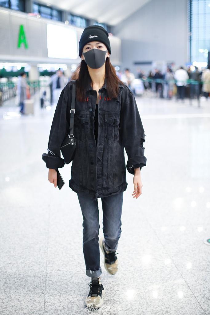 吴谨言素颜现身皮肤白皙温婉可人 俏皮比剪刀手十分招人爱