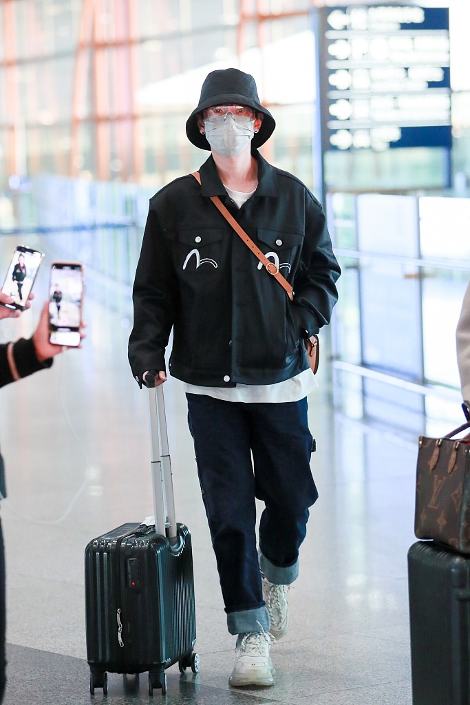 汪苏泷全黑look戴护目镜低调现身 推超小行李箱时髦又个性