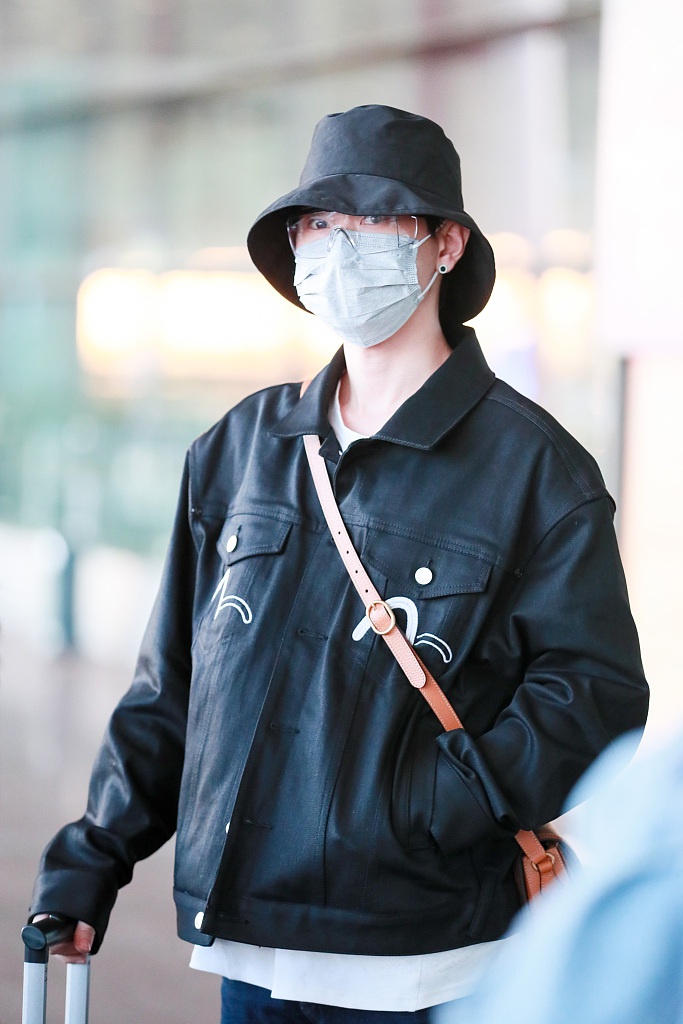 汪苏泷全黑look戴护目镜低调现身 推超小行李箱时髦又个性