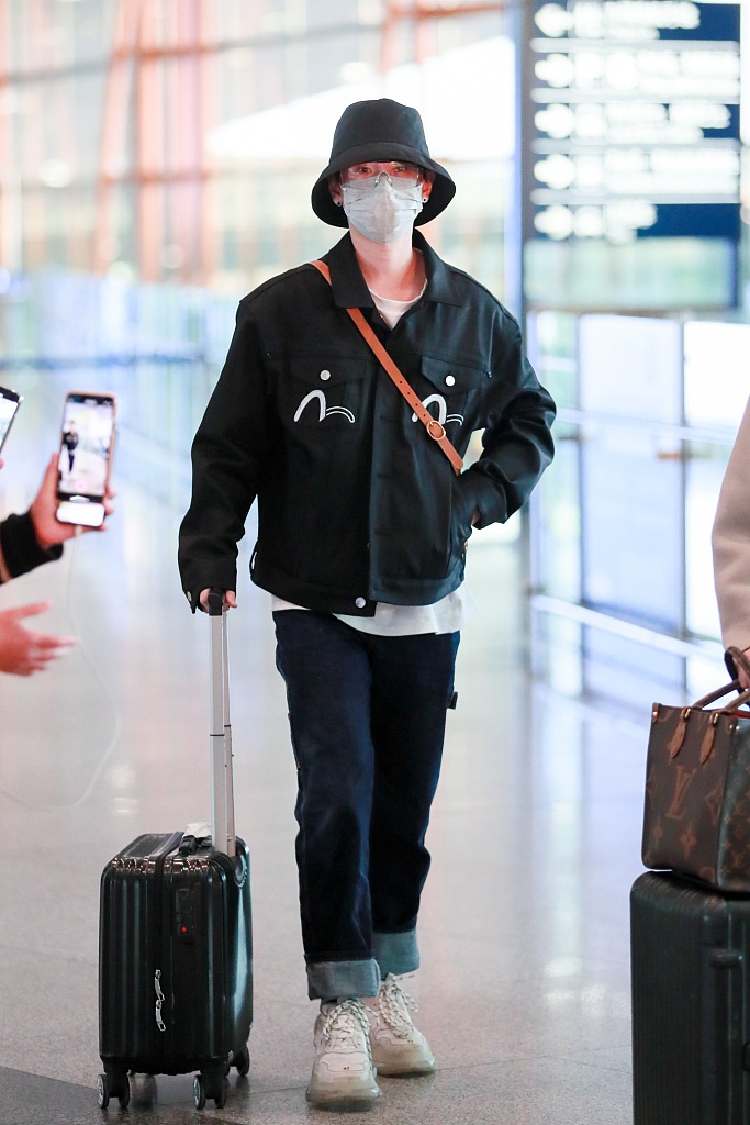 汪苏泷全黑look戴护目镜低调现身 推超小行李箱时髦又个性