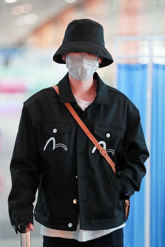 汪苏泷全黑look戴护目镜低调现身 推超小行李箱时髦又个性