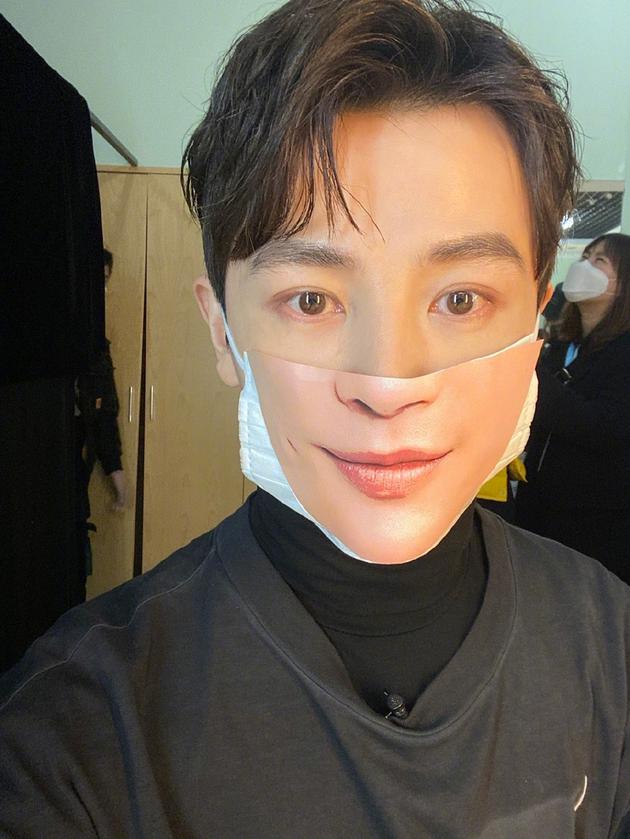 孙坚口罩上印半张脸 解锁新戴法get“露脸”自拍