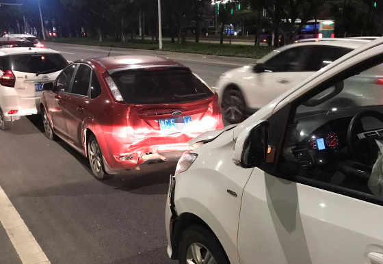 昨晚珠海大桥8车连撞！30年老司机太自信竟不踩刹车，堵了……