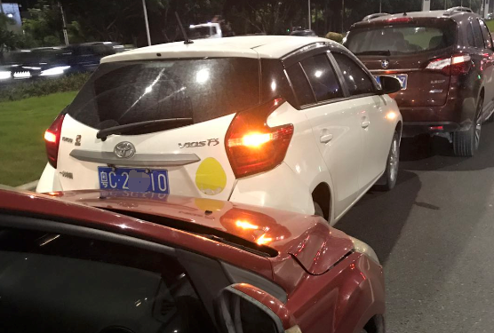 昨晚珠海大桥8车连撞！30年老司机太自信竟不踩刹车，堵了……