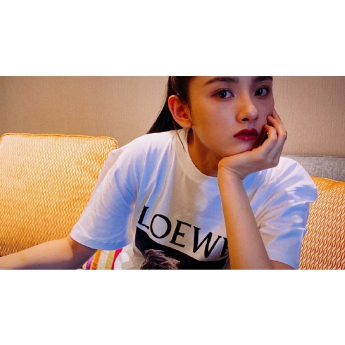 宋祖儿晒五连拍表情丰富 扎高马尾朝气满满