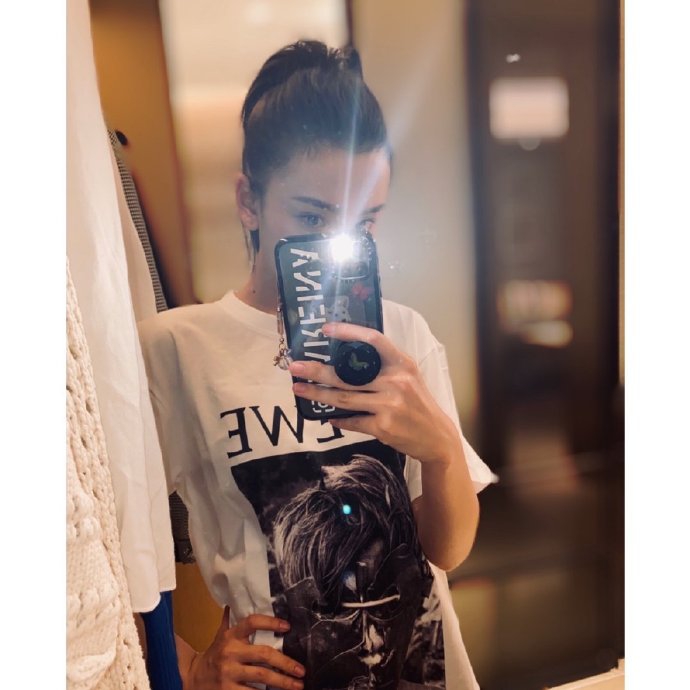 宋祖儿晒五连拍表情丰富 扎高马尾朝气满满