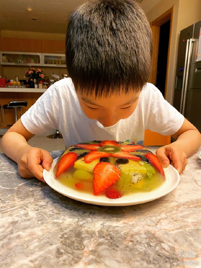 黄圣依亲自为儿子做果冻 安迪变“小馋猫”呆萌可爱