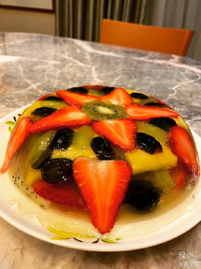 黄圣依亲自为儿子做果冻 安迪变“小馋猫”呆萌可爱