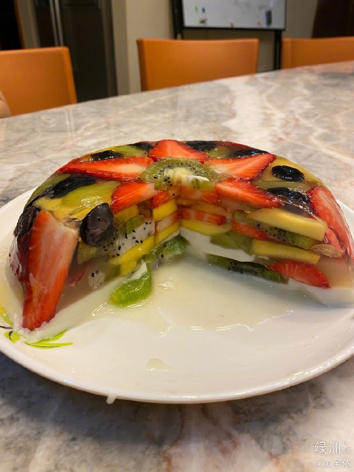 黄圣依亲自为儿子做果冻 安迪变“小馋猫”呆萌可爱